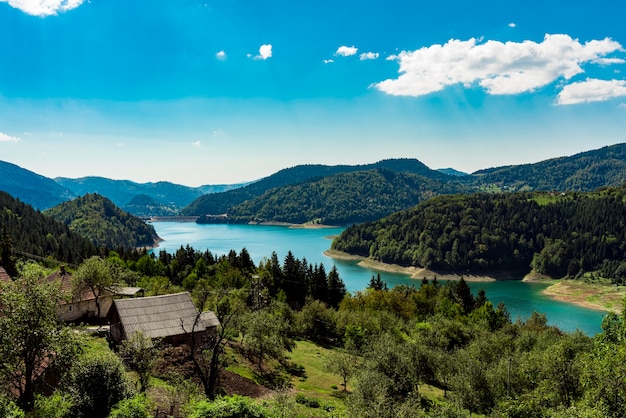 Widok na jezioro Zaovine w Serbii