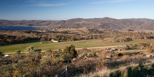 Widok na Jindabyne i jego lotnisko w jasny jesienny dzień w Australii