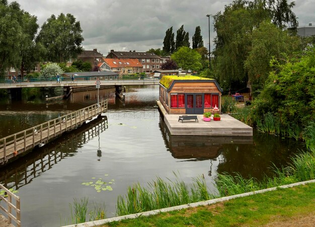 Widok na kanał z łodziami i pięknymi budynkami Vlaardingen Rotterdam Holandia Holandia