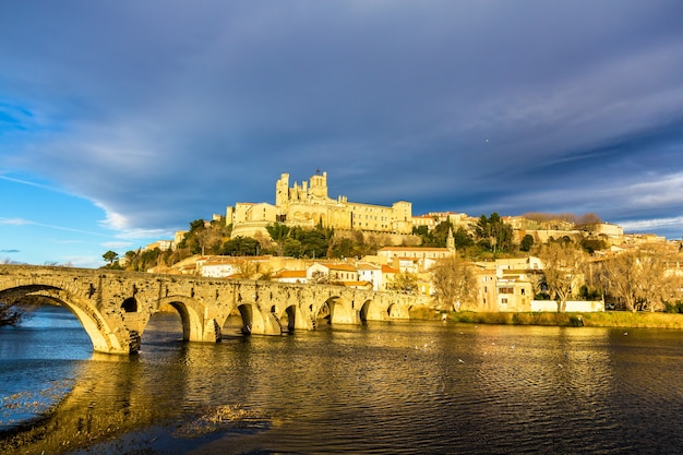 Widok na katedrę Saint Nazaire i most Pont Vieux w Beziers