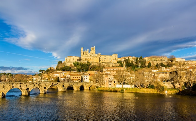 Widok na katedrę Saint Nazaire i Pont Vieux w Beziers