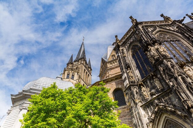 Widok na katedrę w Akwizgranie w lecie w Niemczech. Zrobione na zewnątrz ze znakiem 5D III.