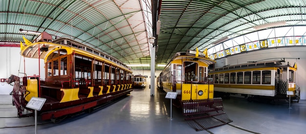 Widok na kawałek muzeum historii tramwajów elektrycznych w Lizbonie, Portugalia.