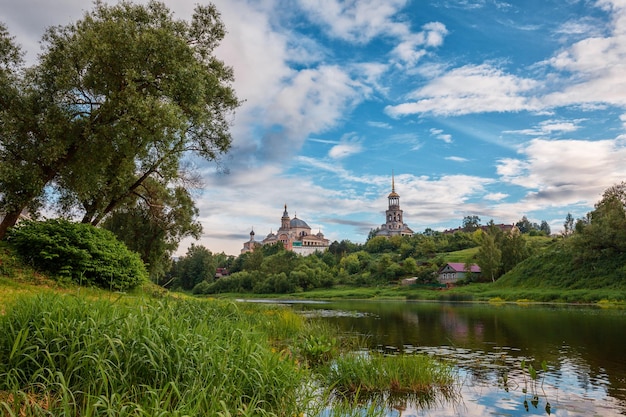 Widok Na Klasztor Borisoglebsky Z Rzeki Tvertsa, Torzhok, Rosja