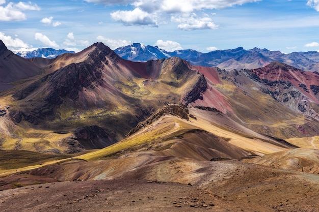 Widok na kolorowe góry Vinicunca w Peru Rainbow Mountains Cusco