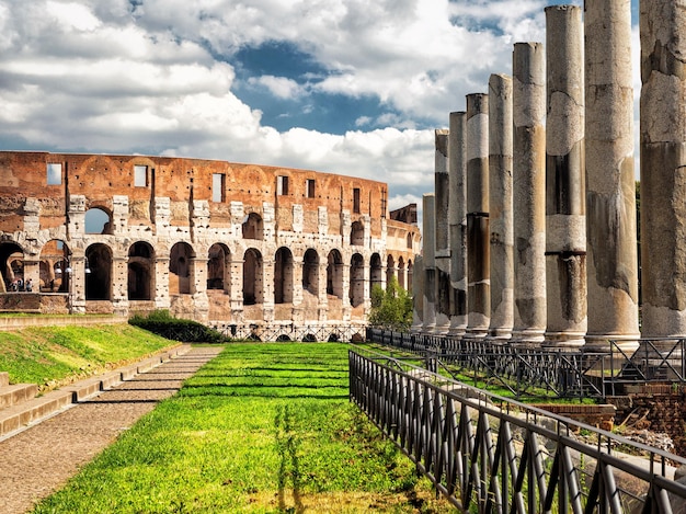 Widok na Koloseum Koloseum z Forum Romanum Rzym Włochy