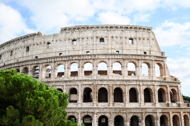 Widok na Koloseum, na zewnątrz. Włochy, Rzym
