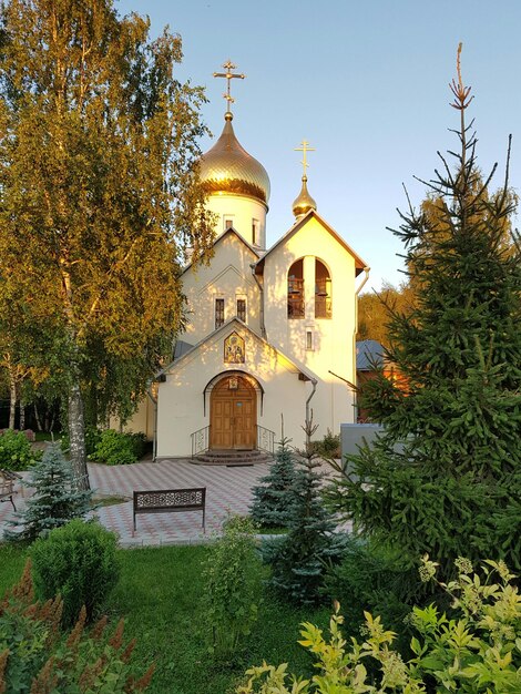 Zdjęcie widok na kościół na jasnym niebie