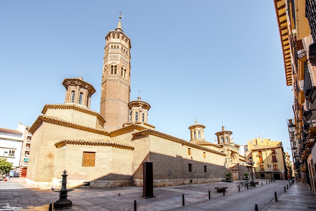 Widok na kościół Świętego Pabla z wieżą Mudejar w mieście Saragossa w Hiszpanii