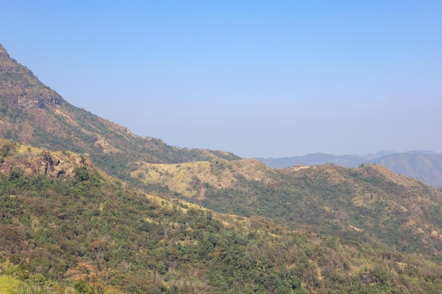 Widok na krajobraz górski i las w khao kho w tajlandii