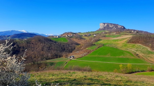 Widok na krajobraz na tle jasnego niebieskiego nieba