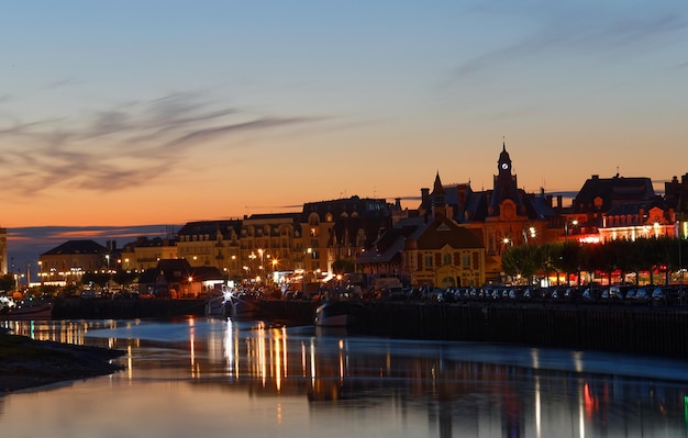 Widok na krajobraz nad rzeką miasta Trouville w nocy słynny francuski kurort w Normandii