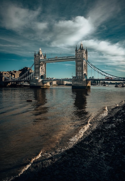 Widok na kultowy krajobraz Londynu z Tower Bridge nad rzeką