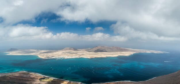 Widok na La Graciosa w Hiszpanii