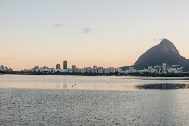 Widok na lagunę Rodrigo de Freitas w Rio de Janeiro Brazylia.