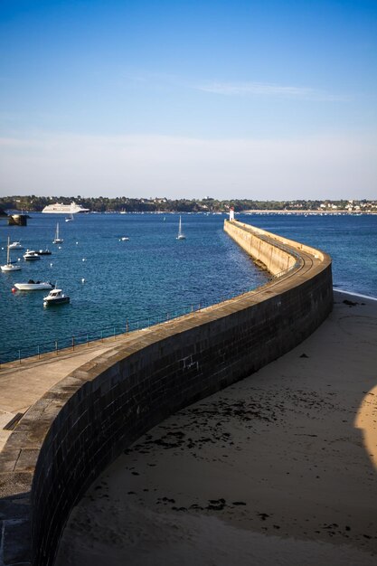 Widok na latarnię morską SaintMalo i molo z fortyfikacji miejskich Bretania Francja