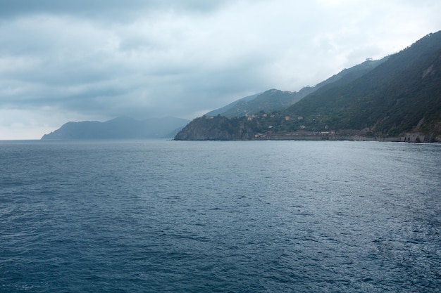 Widok na letnią Corniglię z Manaroli Cinque Terre Włochy