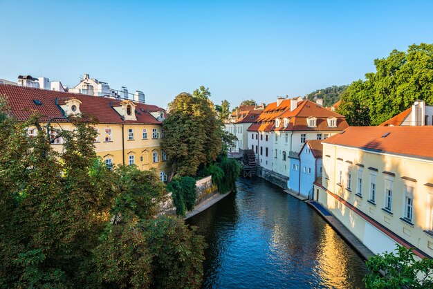 Widok na letnią Pragę nad rzeką