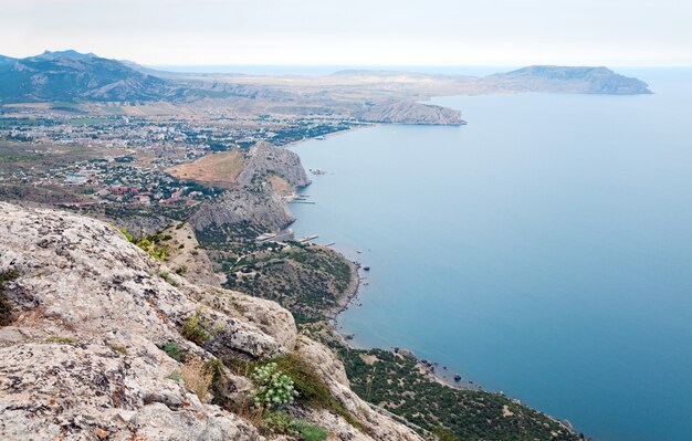 Widok na letnie skaliste wybrzeże miasta "Sudak" (Krym, Ukraina)