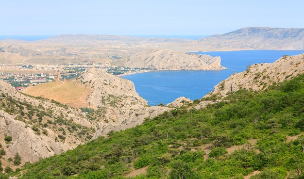 Widok na letnie skaliste wybrzeże miasta "Sudak" (Krym, Ukraina)