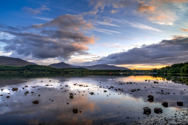 Widok na Loch Morlich o zmierzchu