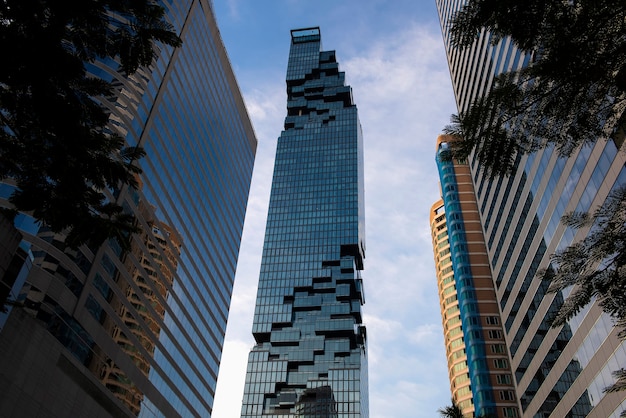 Zdjęcie widok na mahanakhon (najwyższy budynek w tajlandii) znajduje się w dzielnicy biznesowej w sercu silom i sathorn w tajlandii