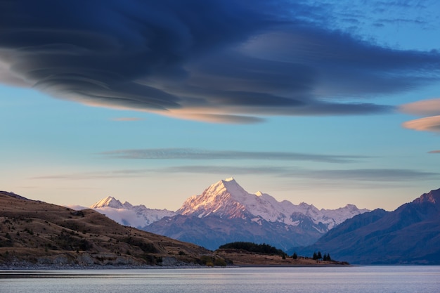 Widok na majestatyczny Aoraki Mount Cook w Nowej Zelandii