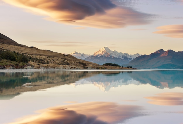 Widok na majestatyczny Aoraki Mount Cook w Nowej Zelandii