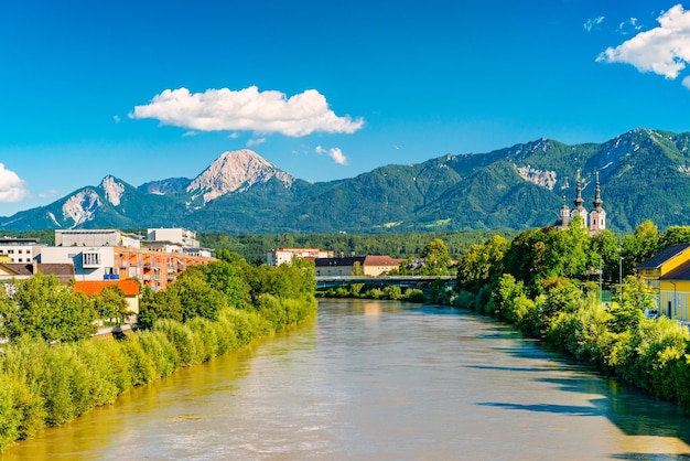 Zdjęcie widok na małe alpejskie miasto villach, austria