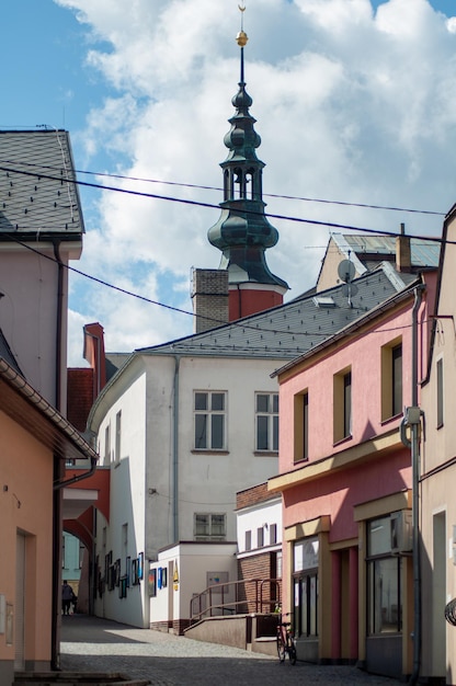 widok na małe czeskie miasteczko. niesamowite pejzaże miejskie