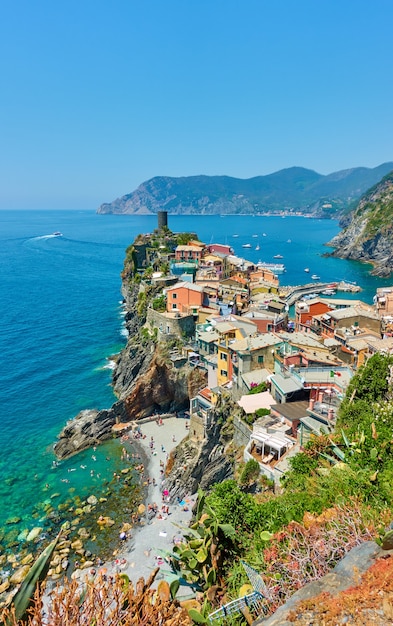 Widok na małe miasteczko Vernazza nad morzem w Cinque Terre, Liguria, Włochy