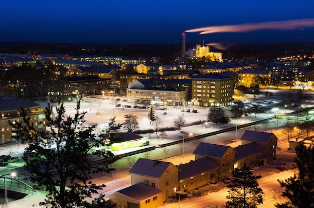 Widok na małe szwedzkie europejskie miasto Soderhamn w nocy