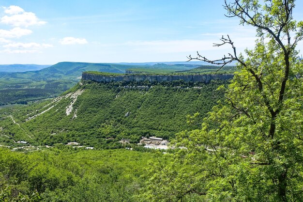 Widok na malownicze góry Krymu z jaskiniowego miasta TepeKermen latem maj 2021 Krym Rosja