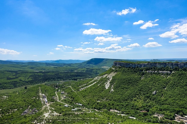 Widok na malownicze góry Krymu z jaskiniowego miasta TepeKermen latem maj 2021 Krym...