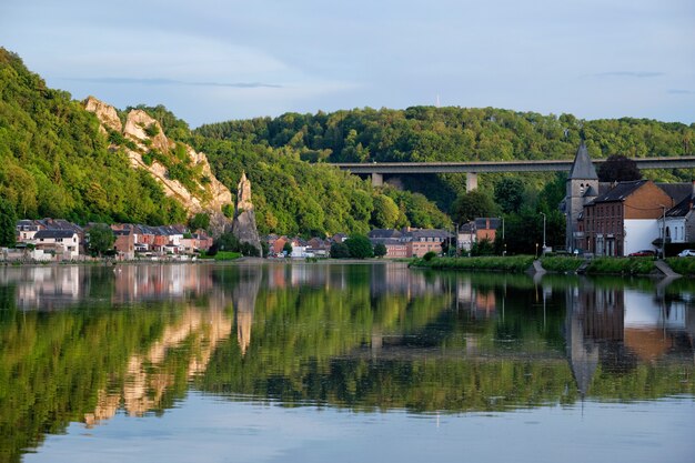 Widok na malownicze miasto dinant w Belgii