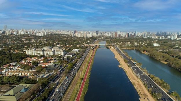 Widok na Marginal Pinheiros z rzeką Pinheiros i nowoczesnymi budynkami w Sao Paulo w Brazylii