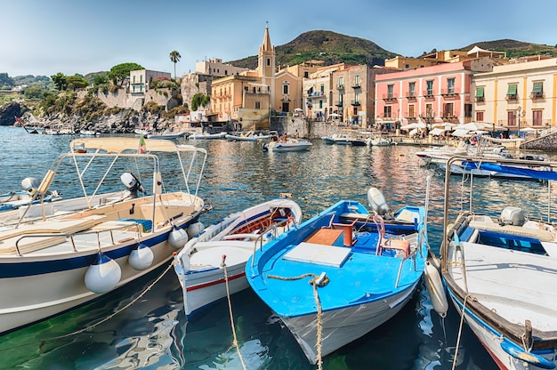 Widok na Marinę Corta, mniejszy port w głównym mieście Lipari, największej z Wysp Liparyjskich we Włoszech