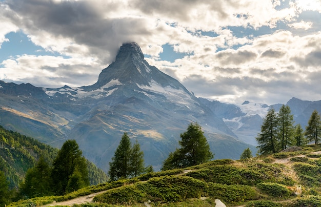 Widok na Matterhorn z panoramicznej trasy w pobliżu Zermatt w Alpach Szwajcarskich