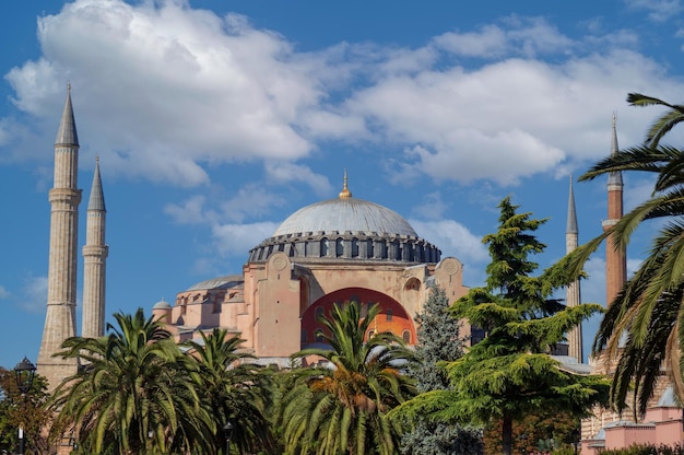 Widok na meczet Hagia Sophia w letni dzień.