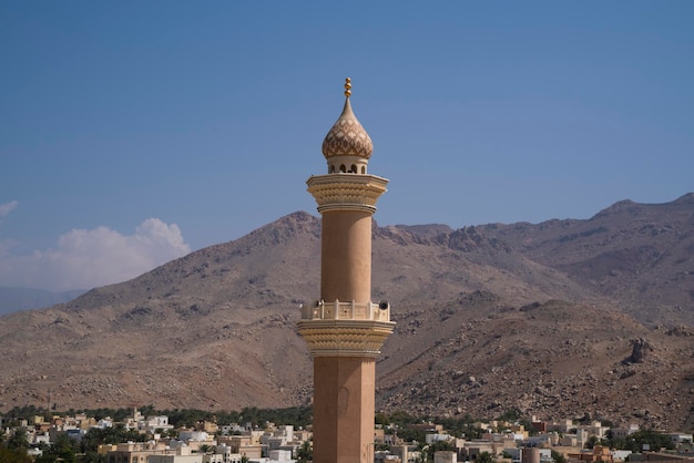 Widok na meczet Nizwa z miasta Fort Nizwa w Omanie