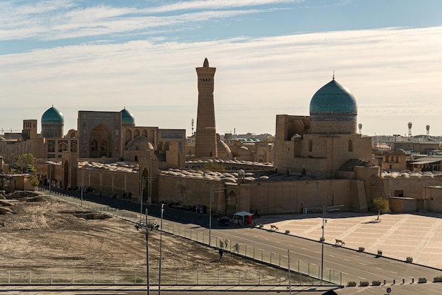 Widok na meczet Poi Kalon i minaret z twierdzy Arka w Bucharze w Uzbekistanie Błękitne niebo