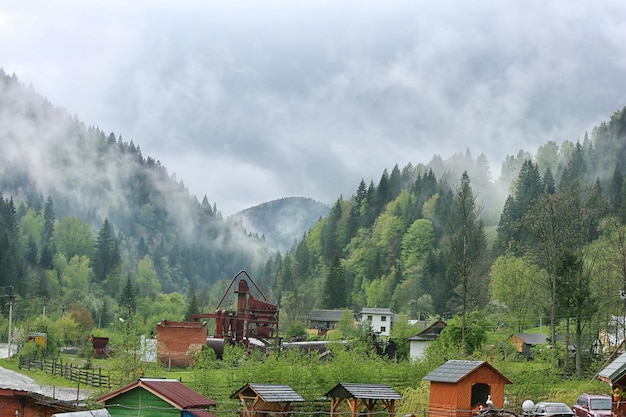 Widok na mgliste góry w wiosce turystycznej