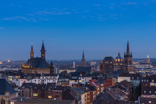 Widok na miasto Akwizgran z ratuszem i katedrą (Dom) o godzinie niebieskiej w Niemczech. Zrobione na zewnątrz ze znakiem 5D III.