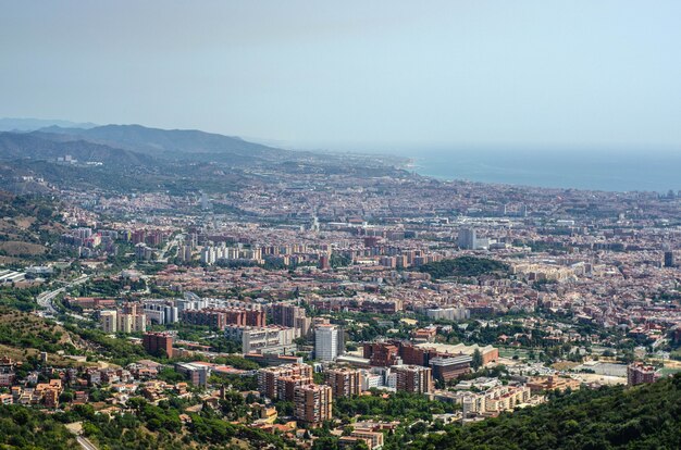 Widok na miasto Barcelona ze szczytu góry Tibidabo