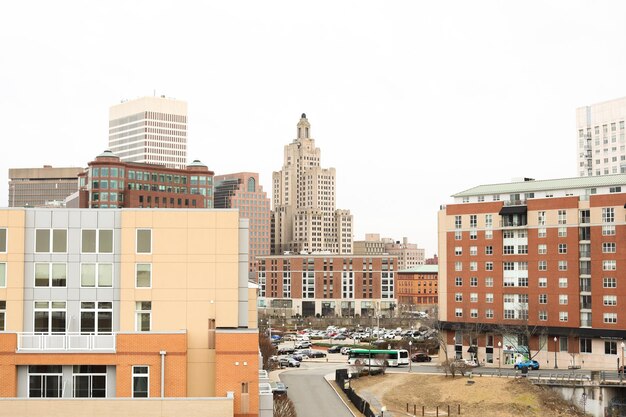 Widok na miasto Boston z balkonu budynku.