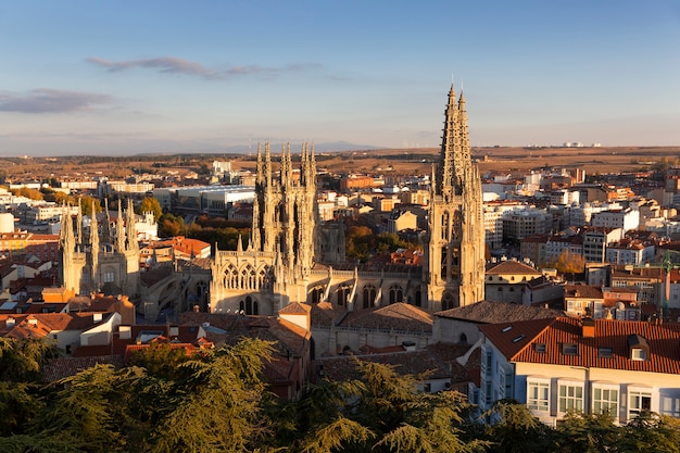 Widok na miasto Burgos i katedrę o zachodzie słońca