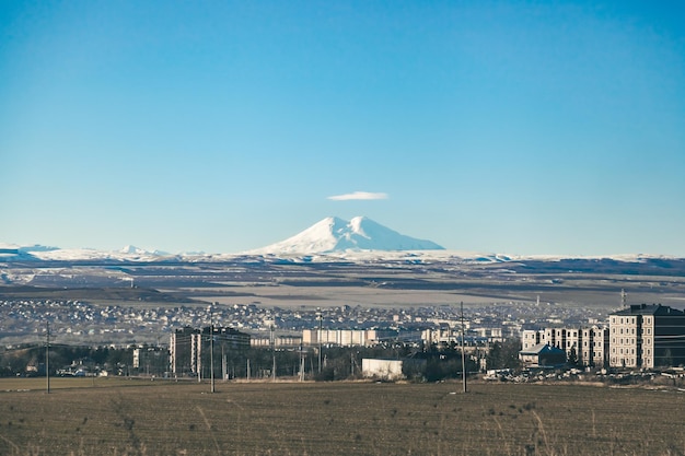 Zdjęcie widok na miasto i górę elbrus