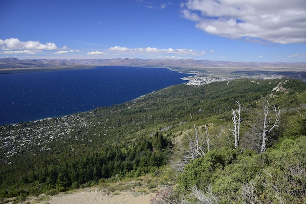 Widok na miasto i okolicę z wysokiego punktu w Parku Narodowym Arrayanes San Carlos de Bariloche