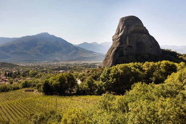 Widok na miasto Kalabaka z cudownego klasztoru na formacji skalnej Meteory Grecja obok gór Pindos