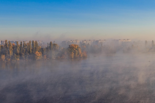 Widok na miasto Kremenczug i rzekę Dniepr Ukraina we mgle na jesieni